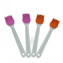 厨房清洁新选择 圆尾扁柄毛扫与硅胶毛刷的革新对比